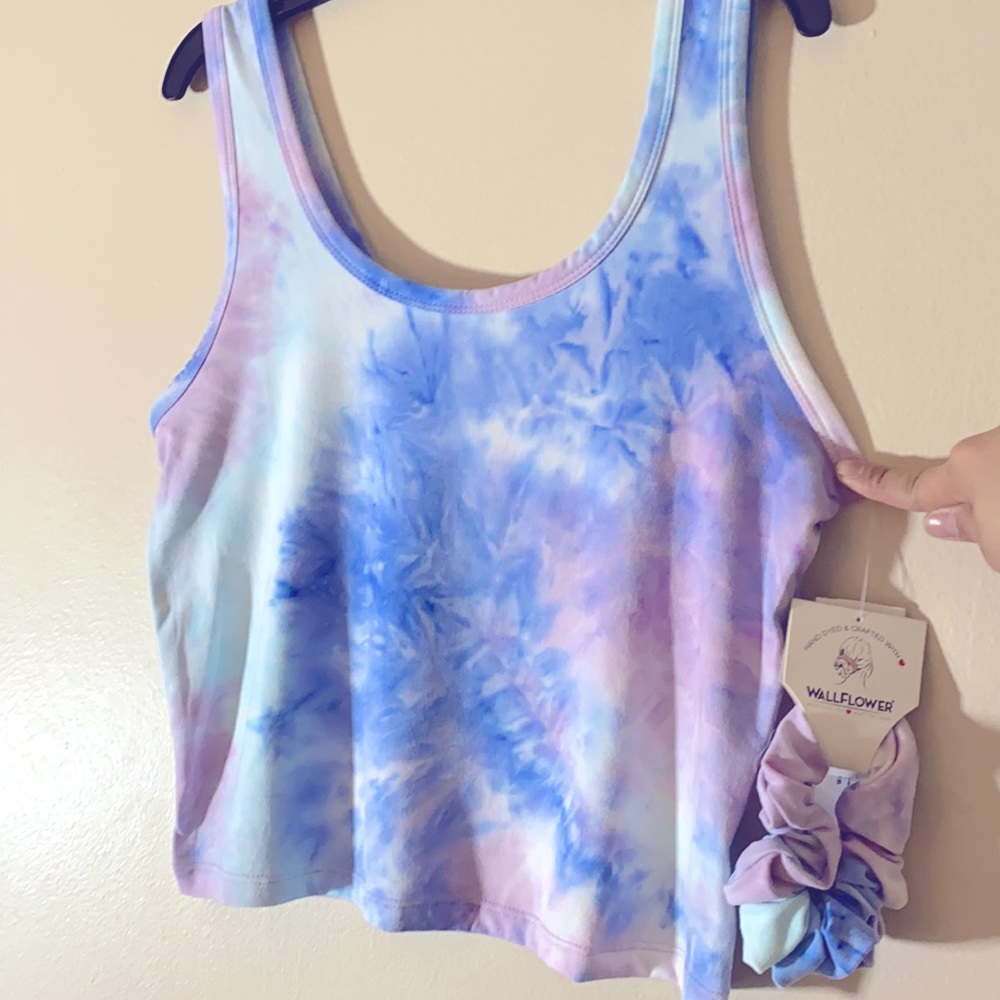Active Cropped Tank Top With Matching Scrunchie